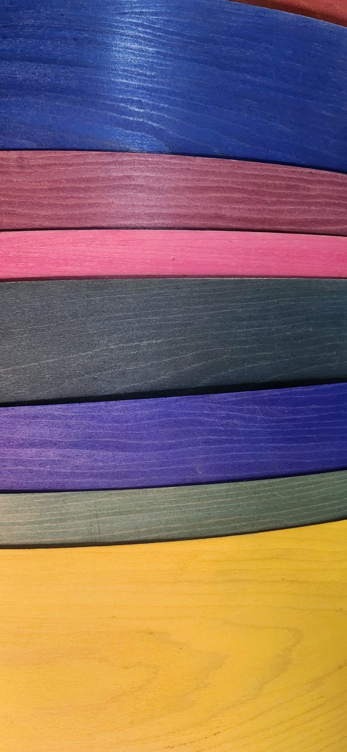 Échantillons de placage bois teinté PANWOOD COLOR sortis d'atelier — bleu, prune, rose, gris ardoise, violet, vert sauge et jaune