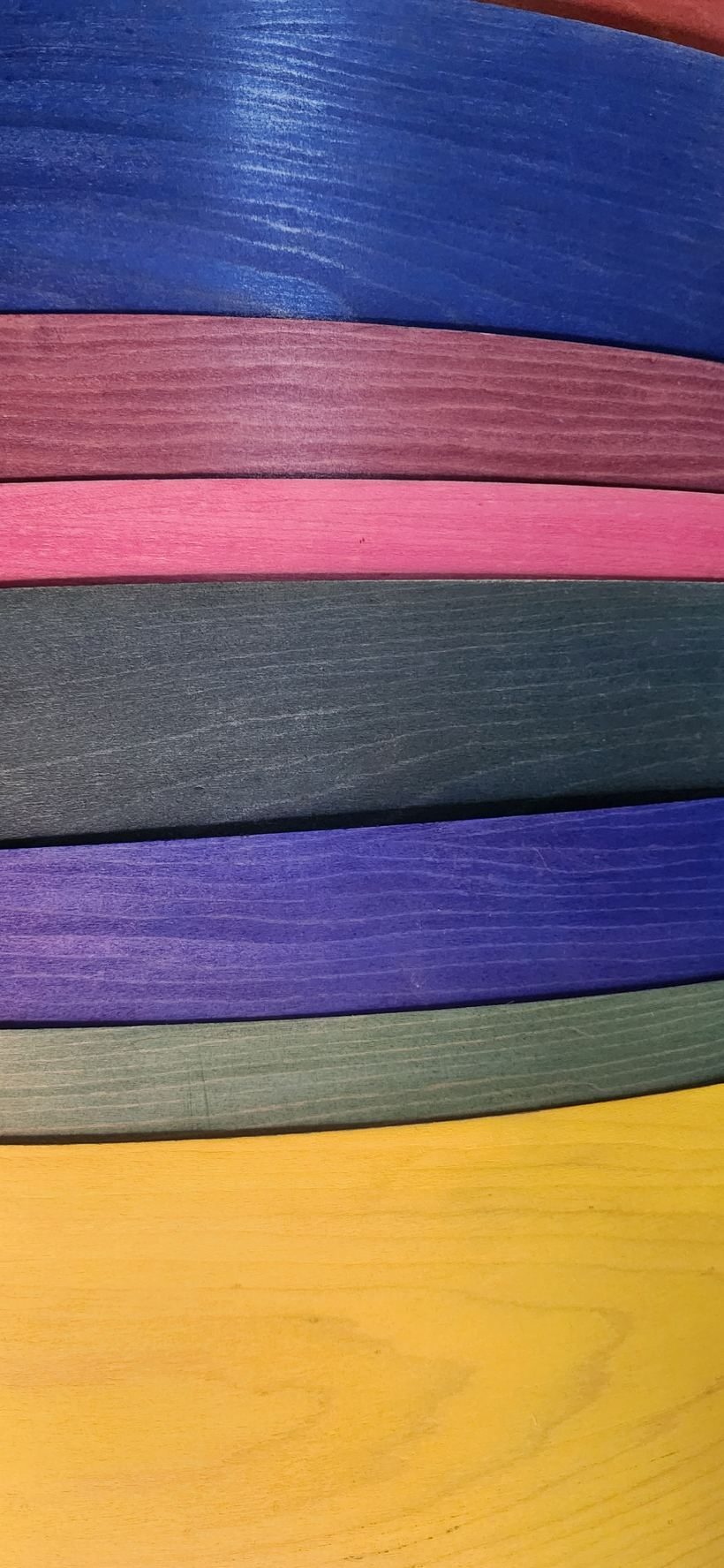 Feuilles de placage bois teinté PANWOOD empilées — bleu, prune, rose, gris ardoise, violet, vert sauge et jaune