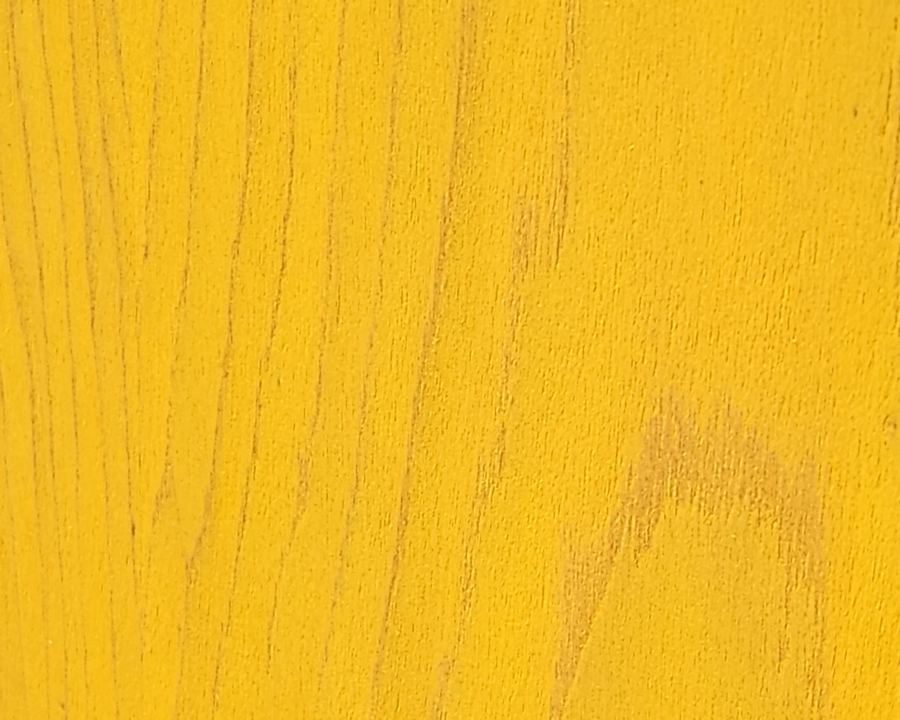 Détail du veinage du bois visible sous la teinte