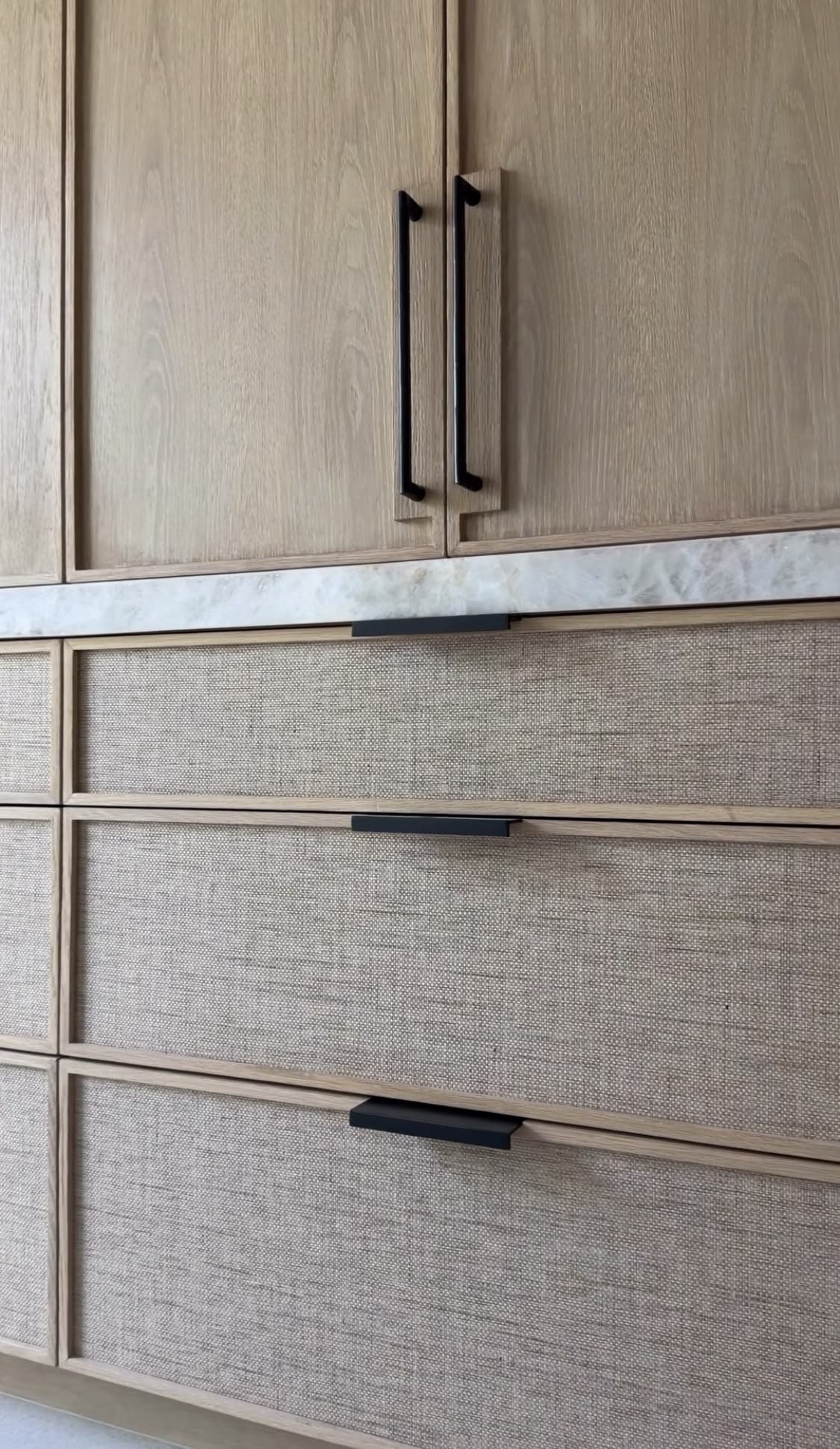 Dressing sur mesure : façades et tiroirs en panneau textile encadrés de placage chêne