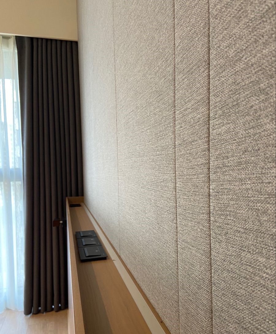 Mur de chambre habillé de panneaux textiles verticaux beiges