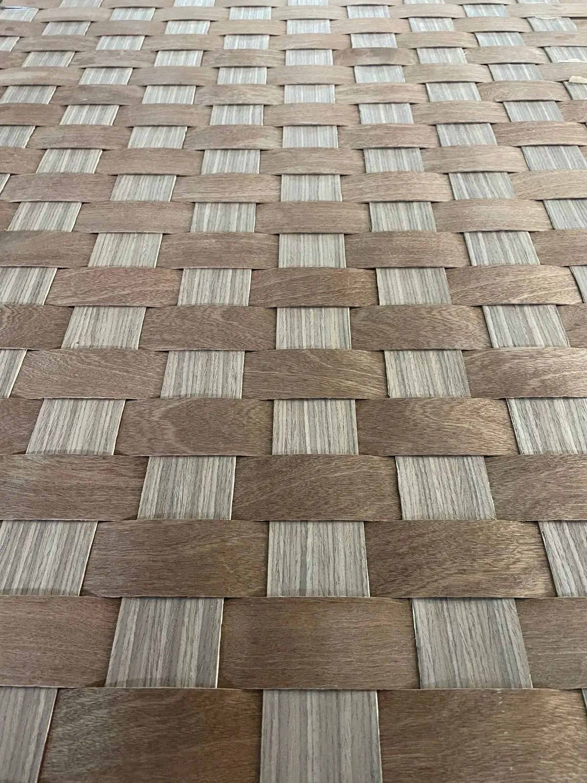 Habillage mural en bois : panneau 3D, habillage flexible et revêtements naturels